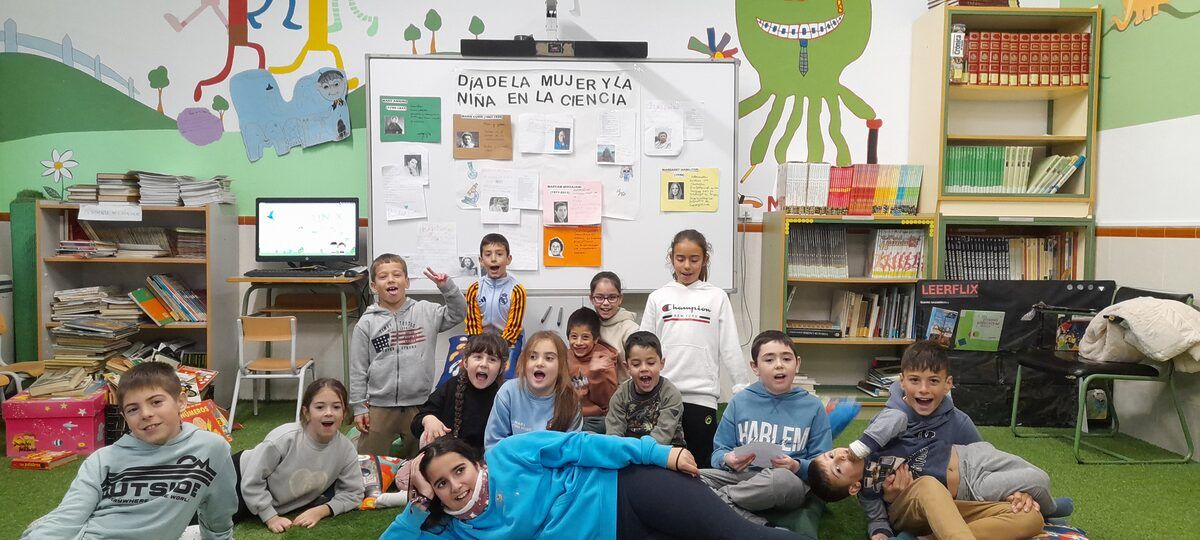 Mujer y niña en la Ciencia.