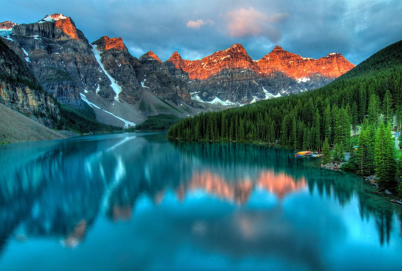 Montaña al fondo con bosque y lago en primer `plano